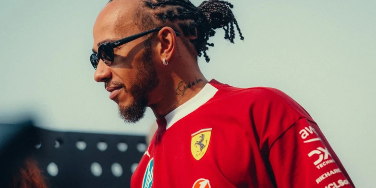 Sezona bez pódia, Hamilton i tak září. V Abú Dhabí předvedl outfit za desítky milionů korun