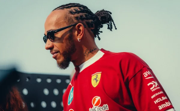 Sezona bez pódia, Hamilton i tak září. V Abú Dhabí předvedl outfit za desítky milionů korun