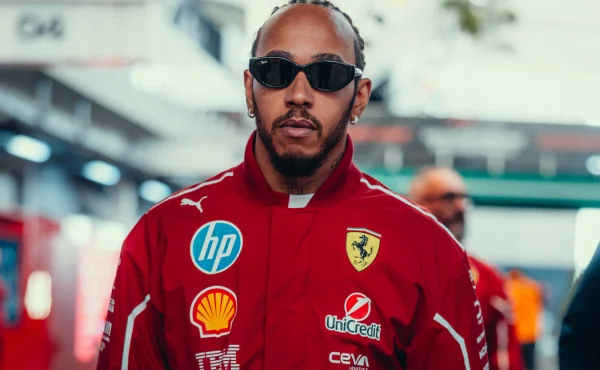 Lewis Hamilton vybuchl po Vasseurově rýpnutí: Ferrari není sen, ale noční můra