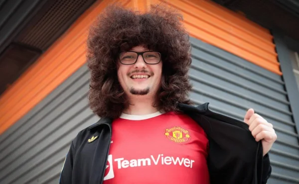 Den D je tady! Fanoušek Manchesteru má dnes šanci shodit 500 dní nestříhané háro