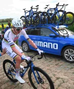 Přišel o vítězství, protože jel na 'trakaři'? Shimano se brání proti Pogačarovi