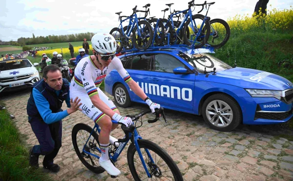 Přišel o vítězství, protože jel na 'trakaři'? Shimano se brání proti Pogačarovi