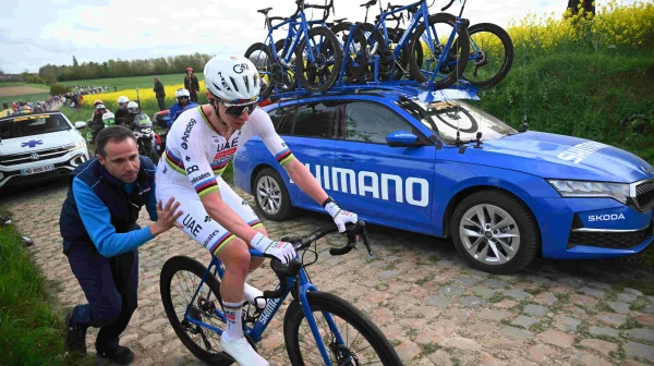 Přišel o vítězství, protože jel na 'trakaři'? Shimano se brání proti Pogačarovi