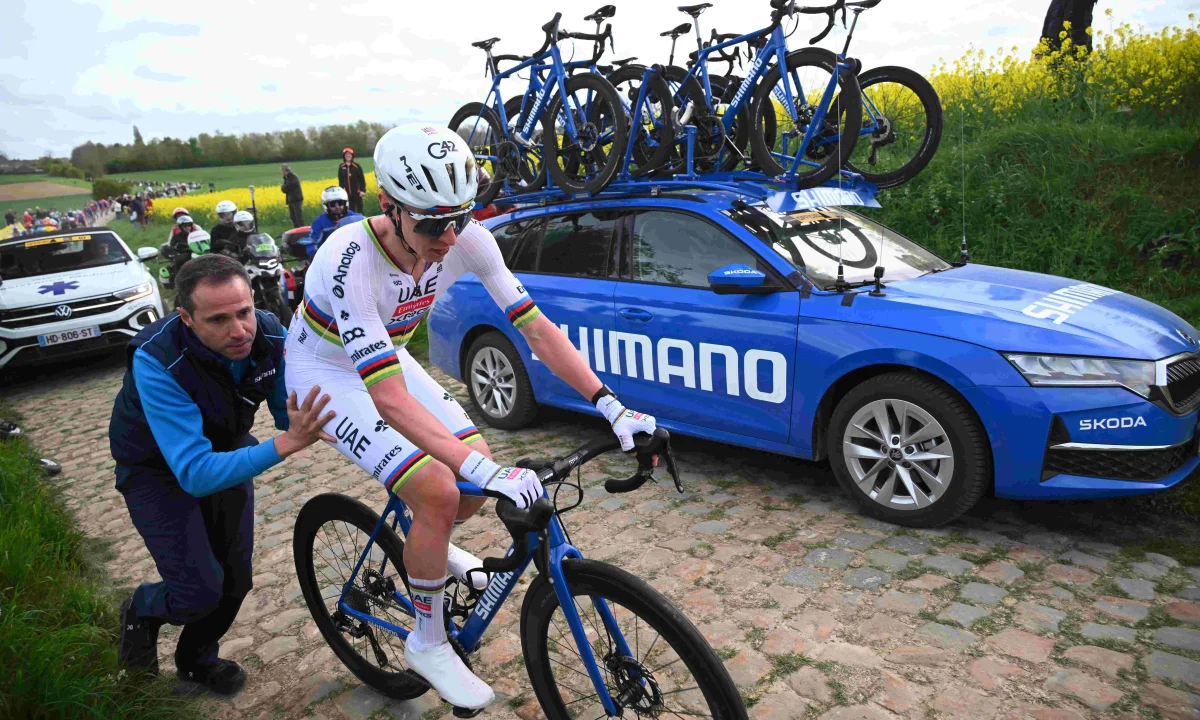 Přišel o vítězství, protože jel na 'trakaři'? Shimano se brání proti Pogačarovi