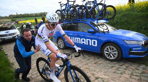 Pogačarův domestik se pustil do Van Aerta a Van der Poela. Malicherné, komentuje jejich chování