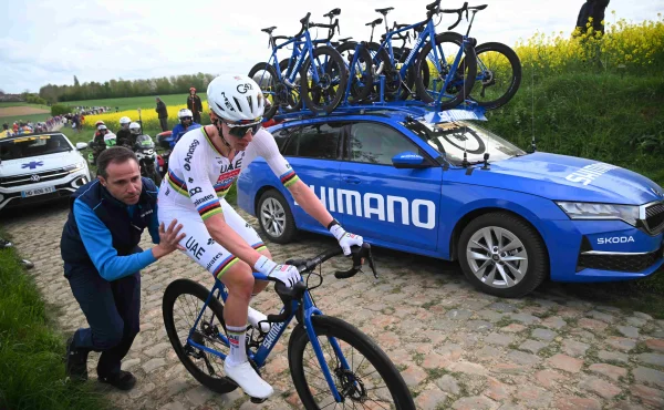 Pogačarův domestik se pustil do Van Aerta a Van der Poela. Malicherné, komentuje jejich chování