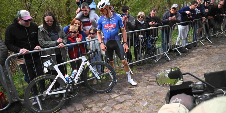 Van der Poel přišel o čtvrtý triumf v Roubaix kvůli pedálům. Hloupá chyba, kaje se tým