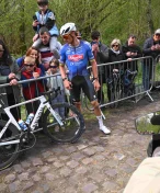 Van der Poel přišel o čtvrtý triumf v Roubaix kvůli pedálům. Hloupá chyba, kaje se tým