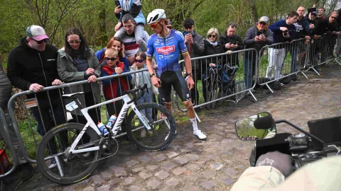 Van der Poel přišel o čtvrtý triumf v Roubaix kvůli pedálům. Hloupá chyba, kaje se tým