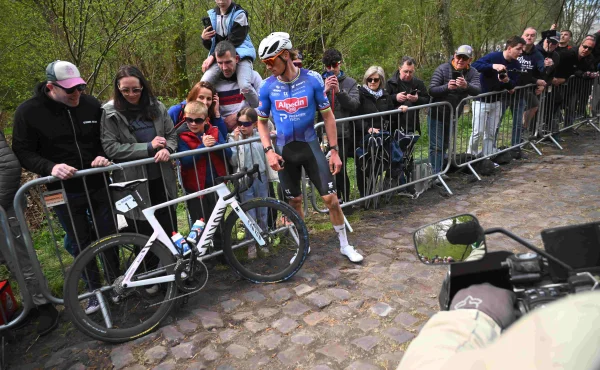 Van der Poel přišel o čtvrtý triumf v Roubaix kvůli pedálům. Hloupá chyba, kaje se tým