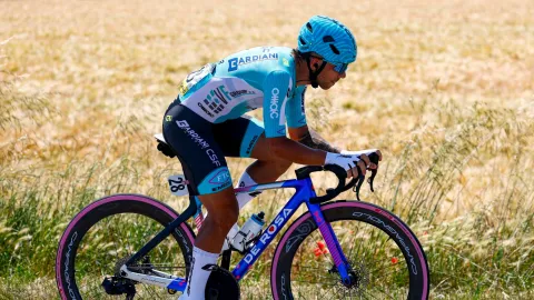 Jsem nevinný, hájí se cyklista, který poslal na Giru soupeře hlavičkou k zemi