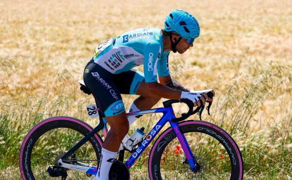 Jsem nevinný, hájí se cyklista, který poslal na Giru soupeře hlavičkou k zemi