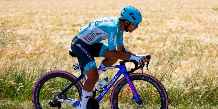 Jsem nevinný, hájí se cyklista, který poslal na Giru soupeře hlavičkou k zemi