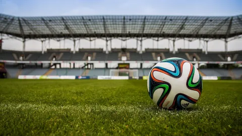 Fotbalista porušil pravidla 252krát! FA ho tvrdě potrestala právě na narozeniny