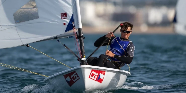 Český jachtař slaví historické stříbro, o zlato mu ale bojovat znemožnili