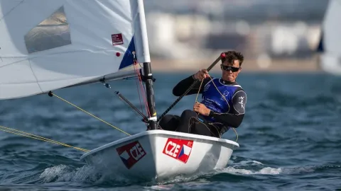 Český jachtař slaví historické stříbro, o zlato mu ale bojovat znemožnili