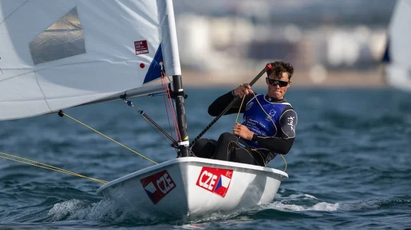 Český jachtař slaví historické stříbro, o zlato mu ale bojovat znemožnili