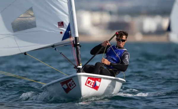 Český jachtař slaví historické stříbro, o zlato mu ale bojovat znemožnili