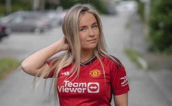 Nejatraktivnější fanynka Manchesteru je z Norska. Na Instagramu svléká a obléká dresy United
