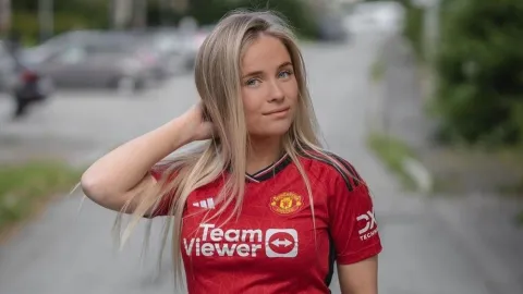 Nejatraktivnější fanynka Manchesteru je z Norska. Na Instagramu svléká a obléká dresy United