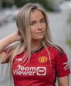 Nejatraktivnější fanynka Manchesteru je z Norska. Na Instagramu svléká a obléká dresy United
