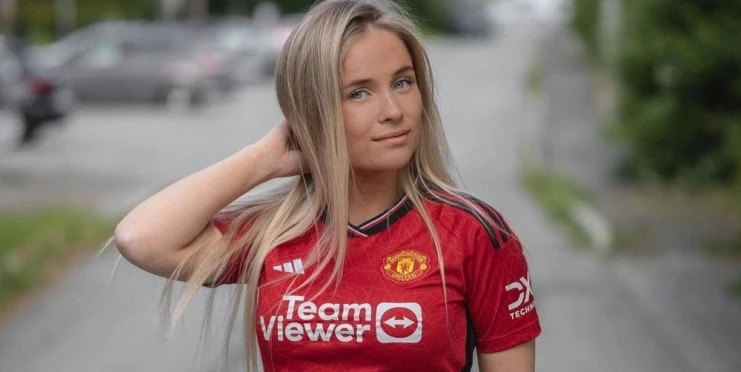 Nejatraktivnější fanynka Manchesteru je z Norska. Na Instagramu svléká a obléká dresy United