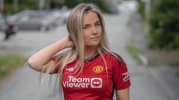 Nejatraktivnější fanynka Manchesteru je z Norska. Na Instagramu svléká a obléká dresy United