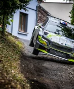 Souboj Filipa Kohna o páté místo na Bohemia Rally ukončila havárie