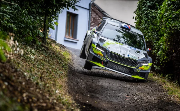 Souboj Filipa Kohna o páté místo na Bohemia Rally ukončila havárie