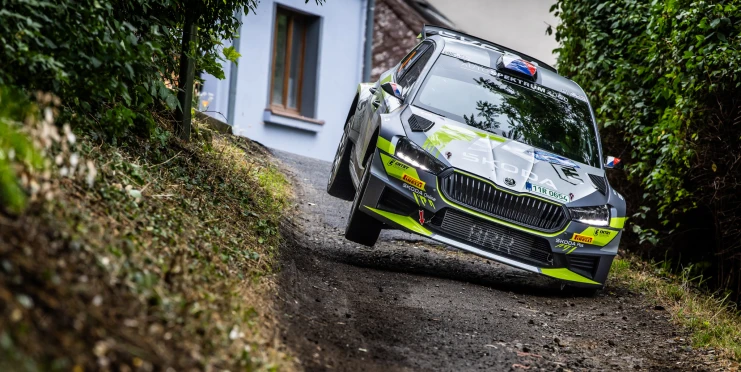 Souboj Filipa Kohna o páté místo na Bohemia Rally ukončila havárie