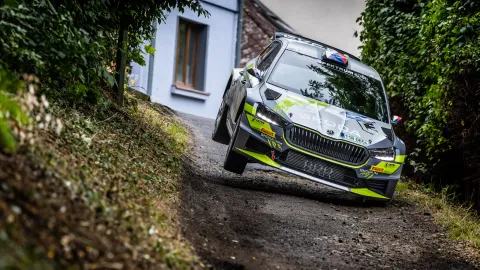 Souboj Filipa Kohna o páté místo na Bohemia Rally ukončila havárie