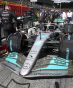 Hamilton, nebo Russell? Mercedes už zase protežuje sedminásobného šampiona