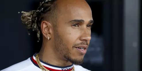 Zase kamarádi. Lewis Hamilton daroval Alonsovi čepici s autogramem