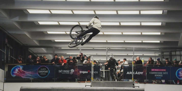 Extrémní DownMall ovládl Pivnička. Trať plná eskalátorů přilákala rekordní počet diváků