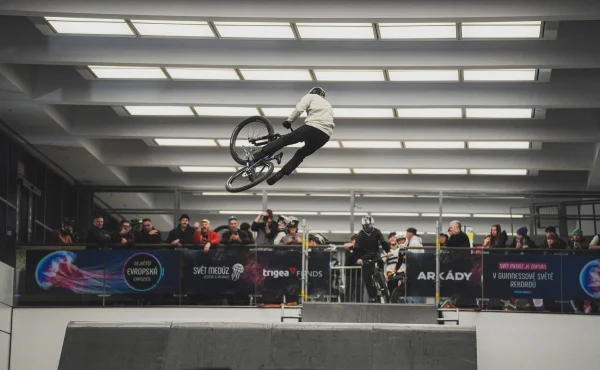 Extrémní DownMall ovládl Pivnička. Trať plná eskalátorů přilákala rekordní počet diváků