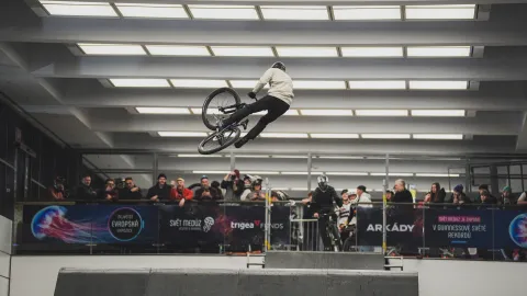 Extrémní DownMall ovládl Pivnička. Trať plná eskalátorů přilákala rekordní počet diváků