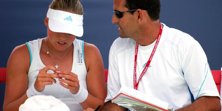 Od 13 ji trénoval, v 19 se zasnoubili. Teď tenisový kouč čelí obvinění