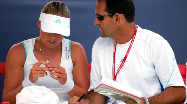 Od 13 ji trénoval, v 19 se zasnoubili. Teď tenisový kouč čelí obvinění