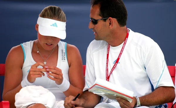 Od 13 ji trénoval, v 19 se zasnoubili. Teď tenisový kouč čelí obvinění