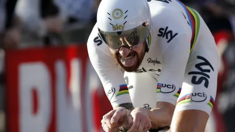 Sir Bradley promluvil o poměrech v britském nároďáku: Rasismus a homofobie