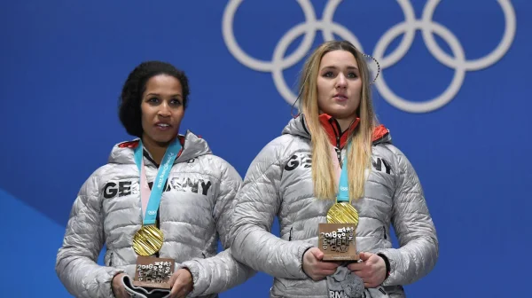 Vyhrála olympiádu, na financování to nestačí. Proto se spojila s 'modrou stránkou'