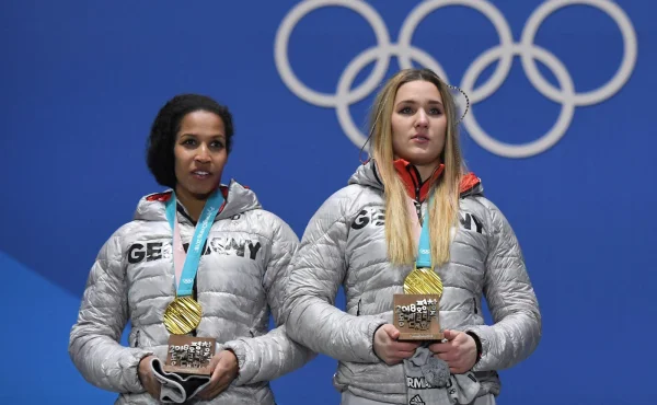 Vyhrála olympiádu, na financování to nestačí. Proto se spojila s 'modrou stránkou'