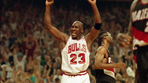 Michael Jordan opět měnil centy ve statisíce. Magazín s jeho fotkou se rekordně vydražil