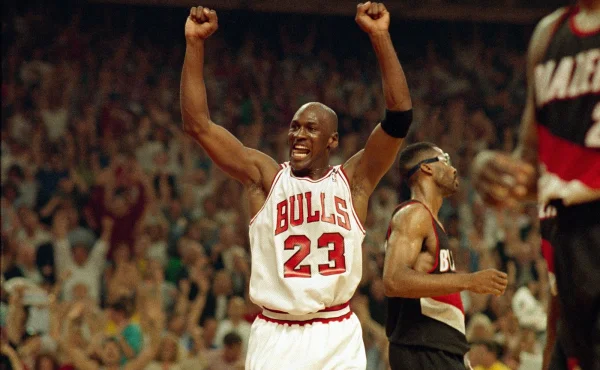 Michael Jordan opět měnil centy ve statisíce. Magazín s jeho fotkou se rekordně vydražil