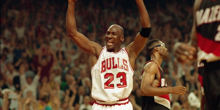 Michael Jordan opět měnil centy ve statisíce. Magazín s jeho fotkou se rekordně vydražil