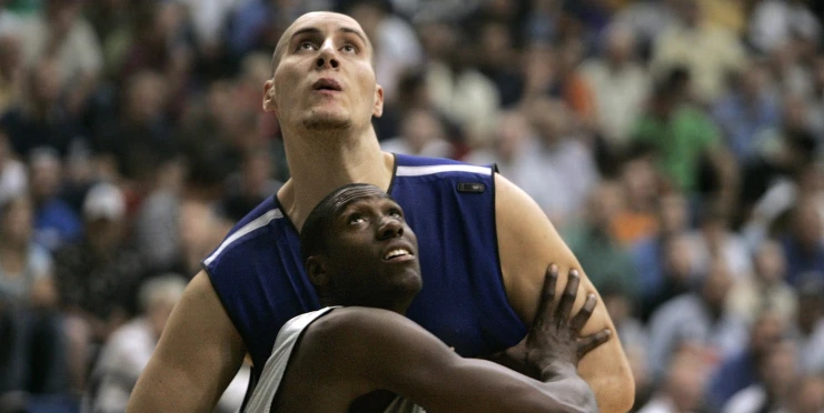 Hlavičkuje bez výskoku. V Rusku hraje fotbal bývalý basketbalista z NBA
