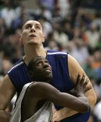 Hlavičkuje bez výskoku. V Rusku hraje fotbal bývalý basketbalista z NBA