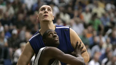 Hlavičkuje bez výskoku. V Rusku hraje fotbal bývalý basketbalista z NBA