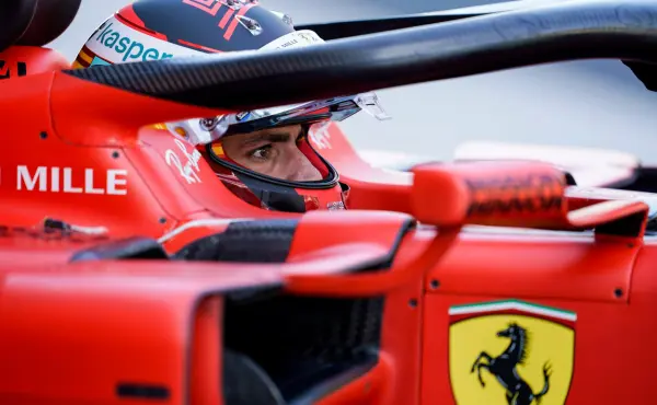 Ferrari přehodnocuje plány: Bude Sainz jr. novým pilotem číslo jedna?