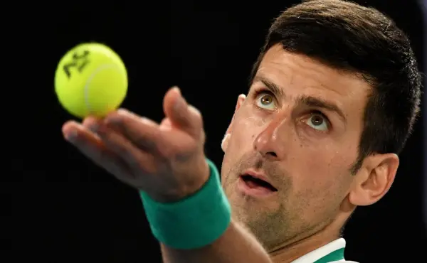 Djokoviče zadrželi na letišti. Pošleme ho domů, vyhrožuje australský premiér